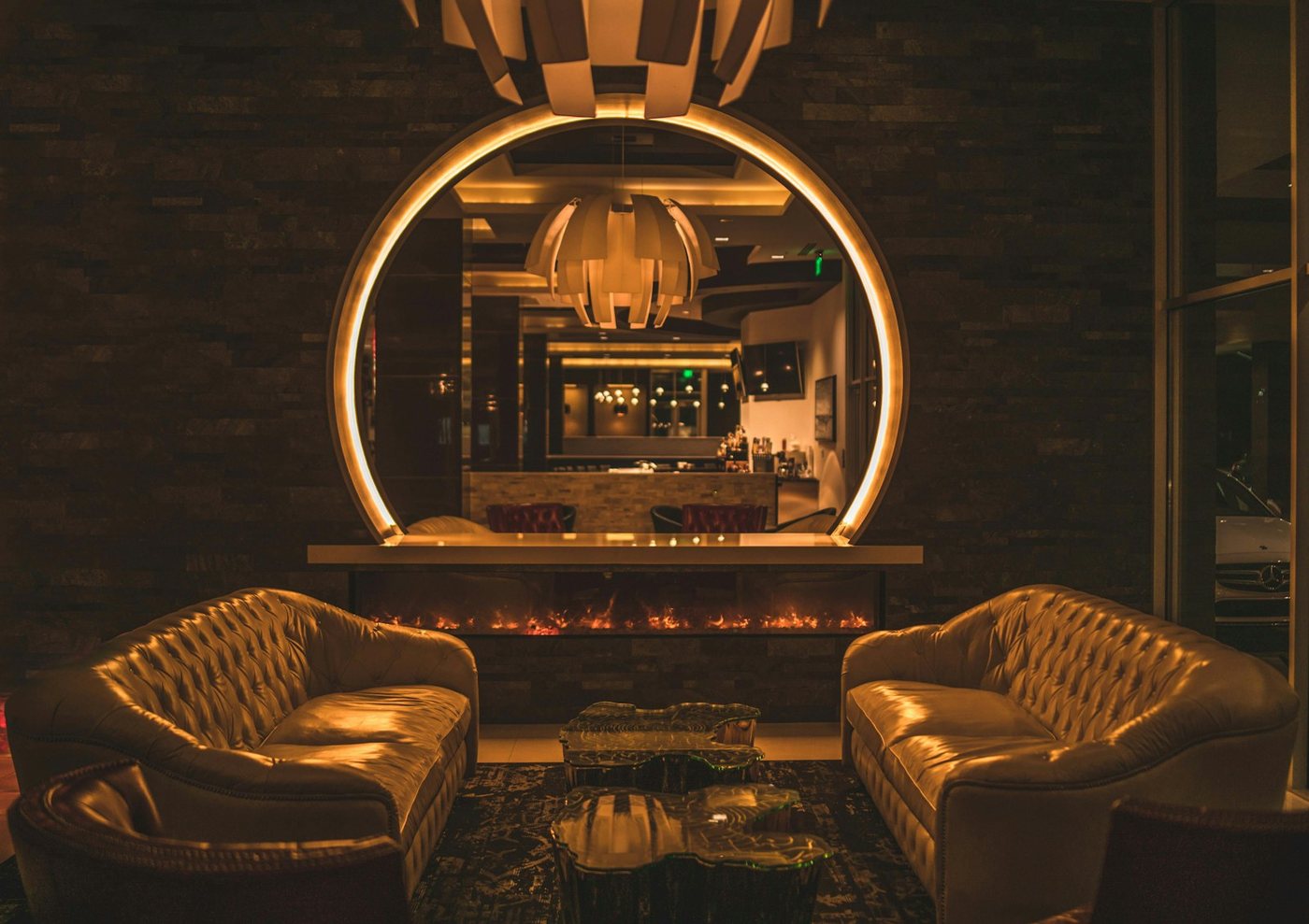 Privat lounge i varmt gyldent lys
